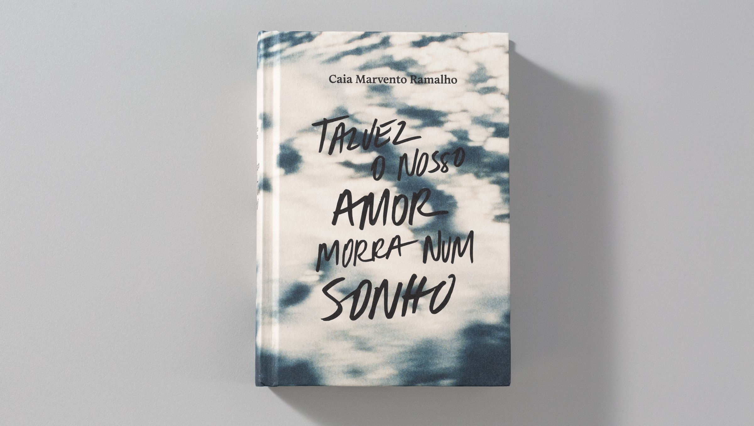 Capa do livro Talvez o Nosso Amor Morra Num Sonho, de Caia Marvento Ramalho