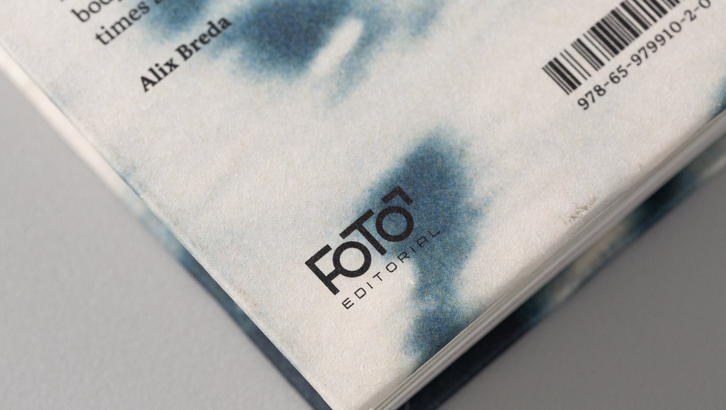 Contracapa com texto de Alix Breda e ISBN